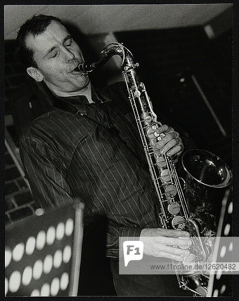 Steve Kaldestad spielt Tenorsaxophon in The Fairway  Welwyn Garden City  Hertfordshire  2003. Künstler: Denis Williams