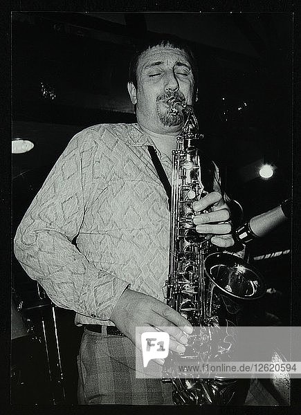 Der Saxophonist Peter King spielt am 28. November 1982 im The Bell  Codicote  Hertfordshire. Künstler: Denis Williams