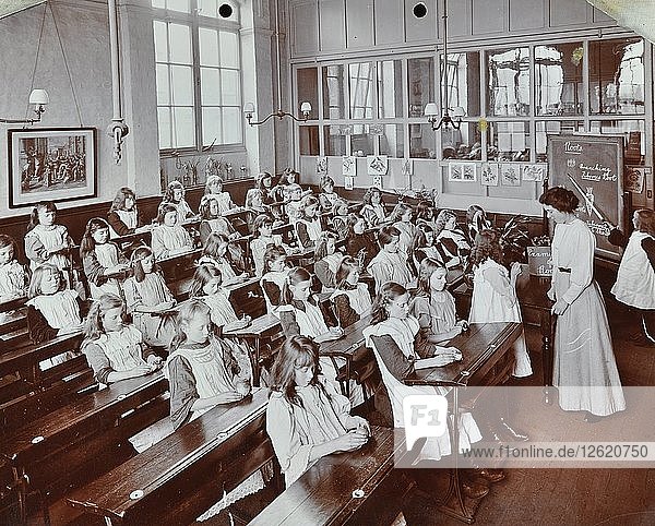 Klassenzimmerszene  Albion Street Girls School  Rotherhithe  London  1908. Künstler: Unbekannt.