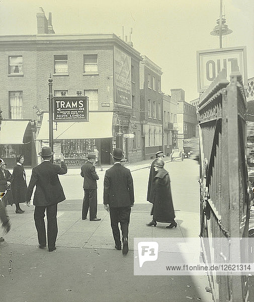 Fußgänger und Straßenbahnschild vor der Waterloo Station  Lambeth  London  1929. Künstler: Unbekannt.
