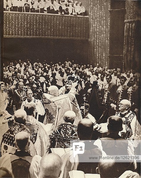 Georg VI. wird am Tag seiner Krönung mit der St. Edwards-Krone gekrönt  1937. Künstler: Unbekannt.
