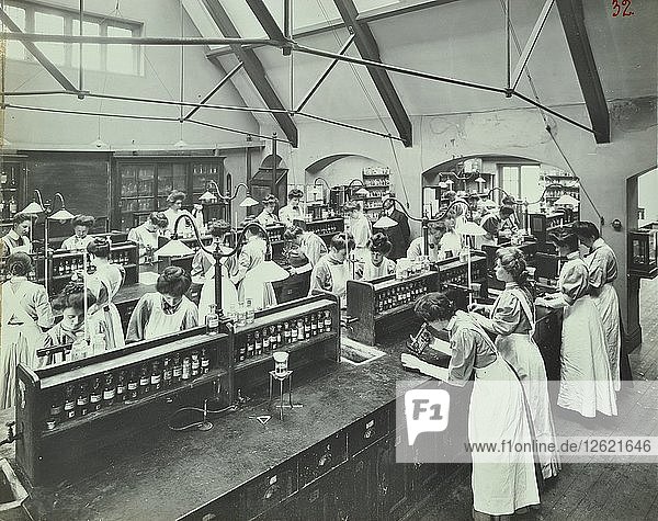 Hauswirtschaftlicher Chemieunterricht  Battersea Polytechnic  London  1907. Künstler: Unbekannt.