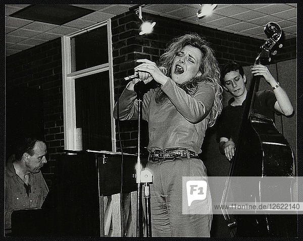 Claire Martin bei ihrem ersten Auftritt in The Fairway  Welwyn Garden City  Hertfordshire  1991. Künstler: Denis Williams