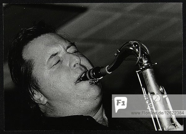 Tenorsaxophonist Frank Griffith spielt im Jahr 2000 im Fairway  Welwyn Garden City  Hertfordshire. Künstler: Denis Williams
