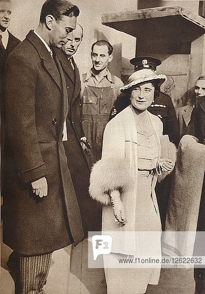 König Georg VI. und Königin Elisabeth beim Verlassen eines Aufbahrungsraums nach ihrer Krönung  1937. Künstler: Unbekannt.