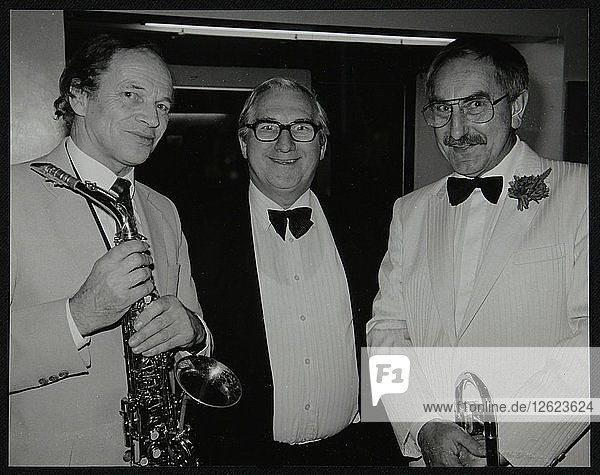 Die Musiker John Dankworth und Don Lusher mit Dennis Matthews von der Zeitschrift Crescendo  London  1985. Künstler: Denis Williams