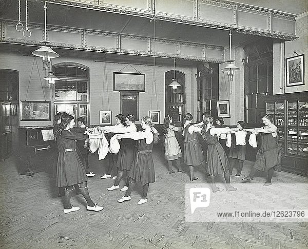 Mädchen beim Moriskentanz  Cosway Street Evening Institute for Women  London  1914. Künstler: Unbekannt.