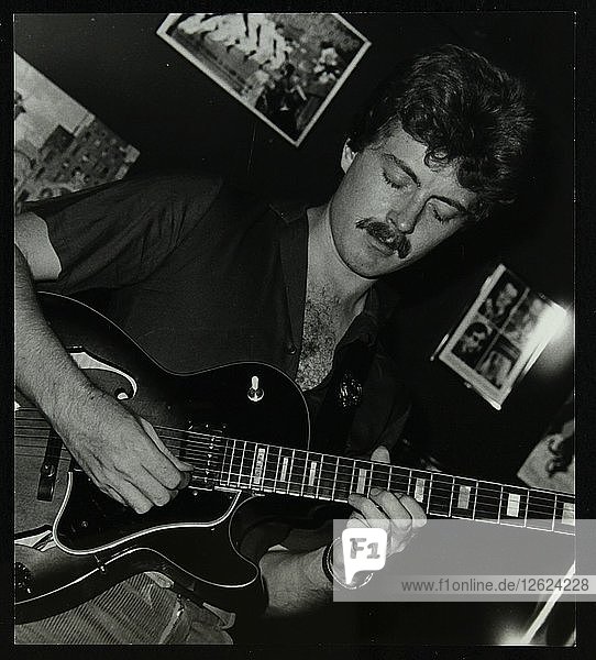 Der Gitarrist Martin Taylor spielt im Middlesex and Herts Country Club  Harrow Weald  London  1981. Künstler: Denis Williams