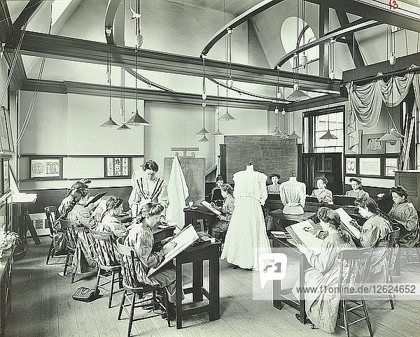 Klasse für Konfektionskleidung  Shoreditch Technical Institute  London  1907. Künstler: Unbekannt.