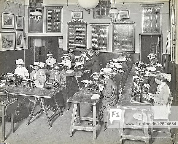 Schreibmaschinenkurs für Frauen  Blackheath Road Evening Institute  London  1914. Künstler: Unbekannt.