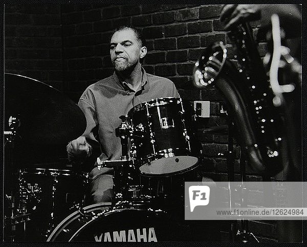 Der Schlagzeuger Derek Gale spielt im Fairway  Welwyn Garden City  Hertfordshire  31. Oktober 1999. Künstler: Denis Williams