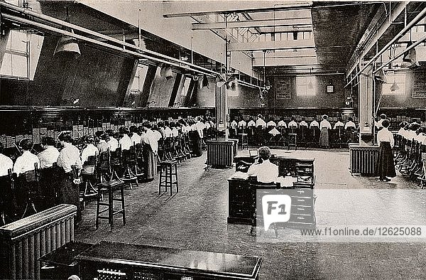 In einer großen Telefonzentrale  um 1916. Künstler: Unbekannt.