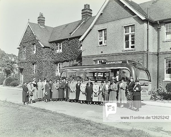 Gruppe von Besucherinnen vor einer Schule  Croydon  1937. Künstler: Unbekannt.