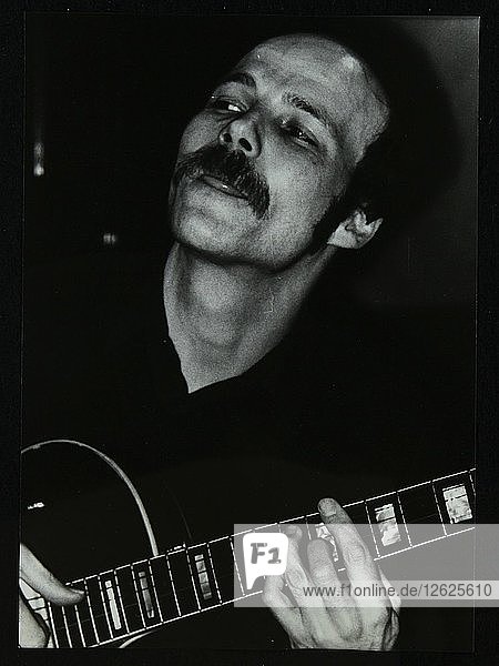 Gitarrist John Coverdale spielt im The Bell  Codicote  Hertfordshire  Januar 1984. Künstler: Denis Williams