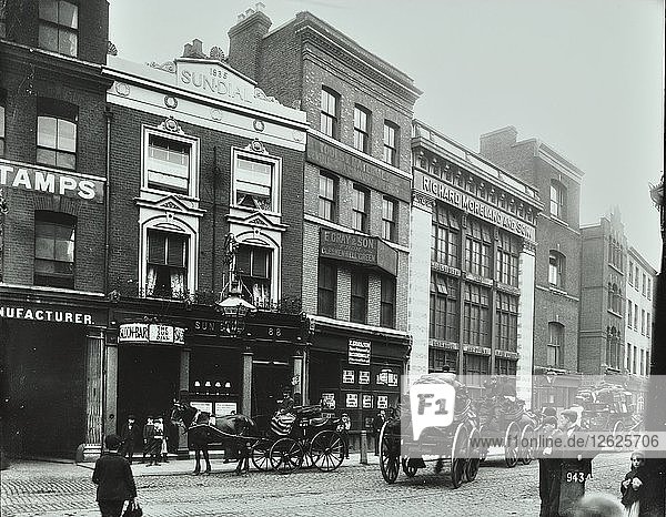 Fuhrwerke vor dem Sundial Public House  Goswell Road  London  1900. Künstler: Unbekannt.