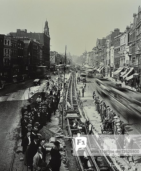 Straßenbahnlinie wird mitten auf der Straße verlegt  Whitechapel High Street  London  1929. Künstler: Unbekannt.