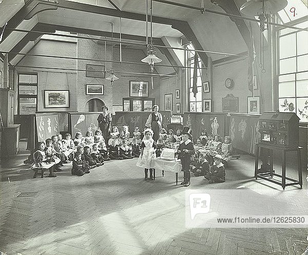 Rezitation von The Sick Dolly  Flint Street School  Southwark  London  1908. Künstler: Unbekannt.