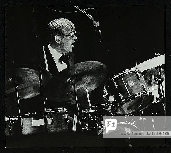 Der Schlagzeuger der Ted Heath Band  Jack Parnell  spielt im Forum Theatre  Hatfield  Hertfordshire  1983. Künstler: Denis Williams