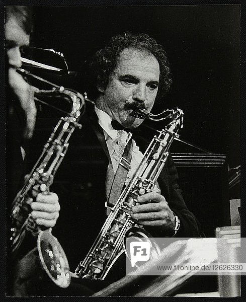 Saxophonist Frank Tiberi bei einem Auftritt im Forum Theatre  Hatfield  Hertfordshire  1983. Künstler: Denis Williams