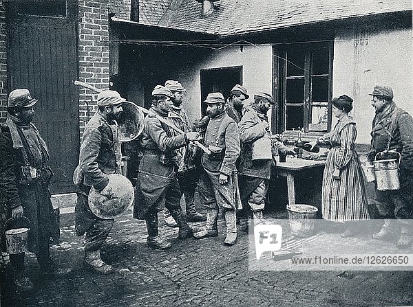 Französische Soldaten  die aus den Schützengräben zurückkehren  machen eine Pause  um sich zu erfrischen  um 1914. Künstler: Unbekannt