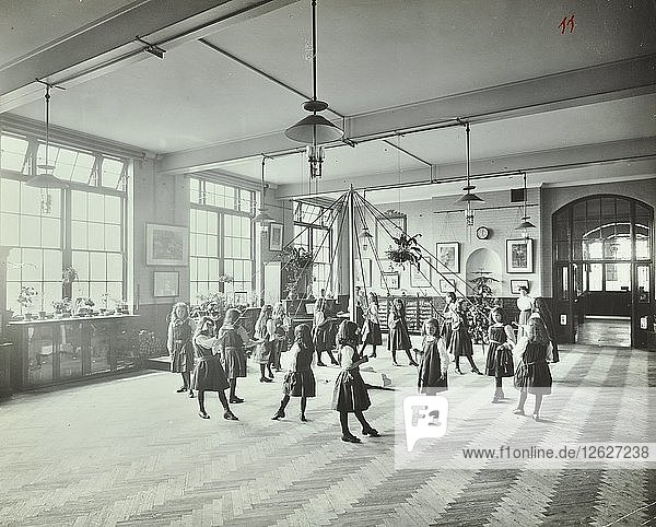 Mädchen tanzen um einen Maibaum  Hugon Road School  Fulham  London  1907. Künstler: Unbekannt.