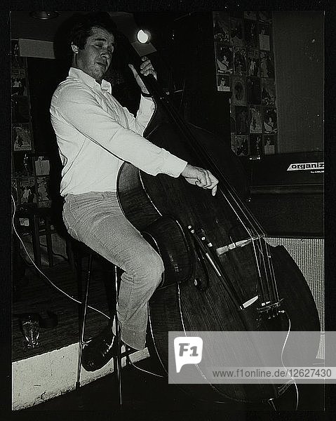 Der Bassist Chris Laurence spielt im The Bell  Codicote  Hertfordshire  am 28. Oktober 1980. Künstler: Denis Williams