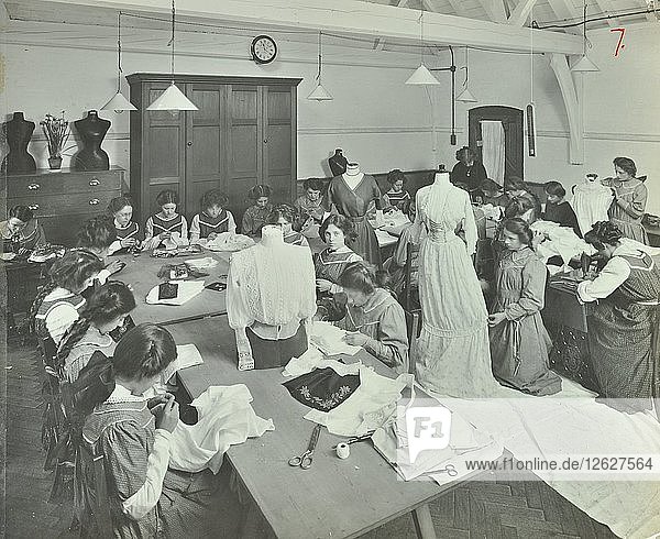 Schneiderinnenklasse  Hammersmith Trade School for Girls  London  1911. Künstler: Unbekannt.