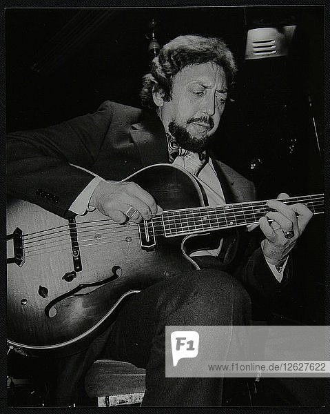 Der amerikanische Gitarrist Barney Kessel spielt im Middlesex and Herts Country Club  London  1982. Künstler: Denis Williams