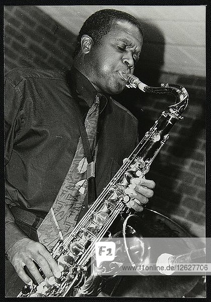 Der amerikanische Saxophonist Rickey Woodard spielt im Fairway  Welwyn Garden City  Hertfordshire  1999. Künstler: Denis Williams