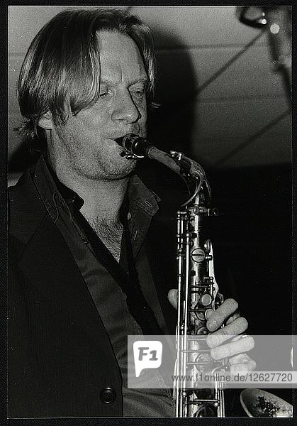 Altsaxophonist Matt Wates spielt im Fairway  Welwyn Garden City  Hertfordshire  2003. Künstler: Denis Williams