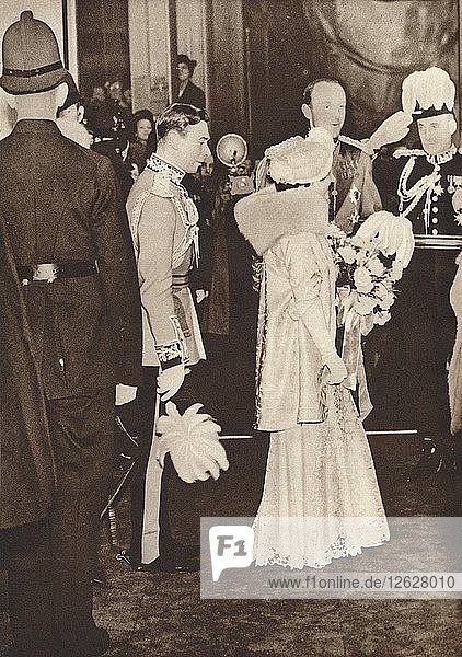 König Georg VI. und Königin Elisabeth beim Verlassen eines Essens zu Ehren der Krönung  1937. Künstler: Unbekannt.