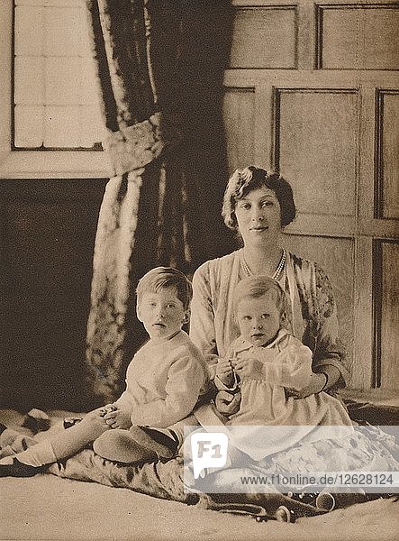 Prinzessin Mary  Viscountess Lascelles  mit ihren beiden Söhnen  Gerald und George  1926 (1935). Künstler: Unbekannt.