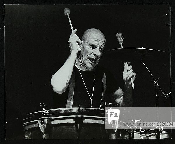 Schlagzeuger Eric Delaney bei einem Auftritt im Forum Theatre  Hatfield  Hertfordshire  1983. Künstler: Denis Williams