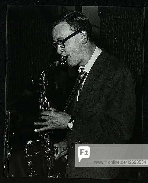 Derek Humble spielt Altsaxophon im Civic Restaurant  College Green  Bristol  1955. Künstler: Denis Williams