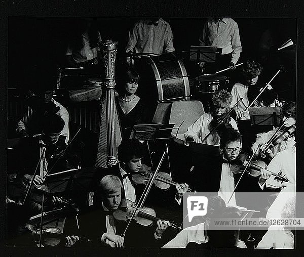Das Mid Herts Youth Orchestra spielt im Forum Theatre  Hatfield  Hertfordshire  Juli 1986. Künstler: Denis Williams
