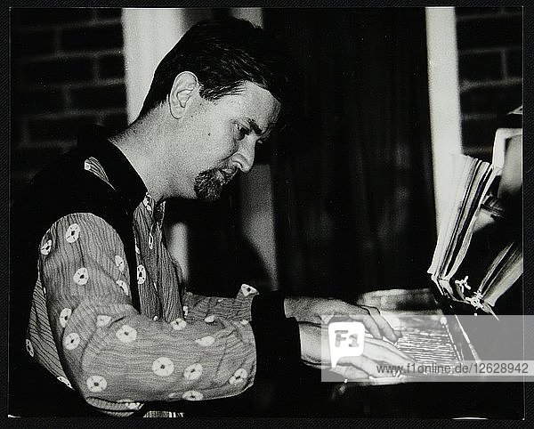 Der Pianist Tim Richards spielt im Fairway  Welwyn Garden City  Hertfordshire  2. August 1992. Künstler: Denis Williams