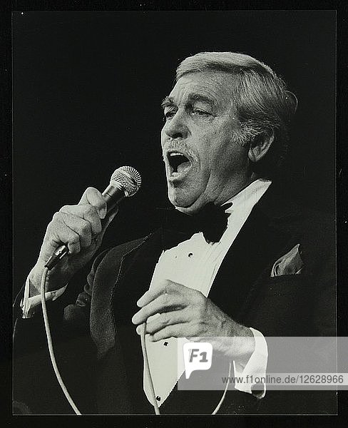 Howard Keel singt im Forum Theatre  Hatfield  Hertfordshire  14. Mai 1983. Künstler: Denis Williams