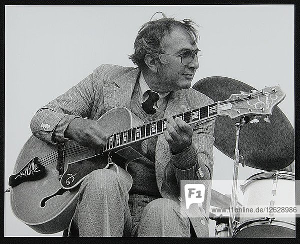 Der amerikanische Gitarrist Bucky Pizzarelli auf der Bühne des Capital Radio Jazz Festival  London  1979. Künstler: Denis Williams