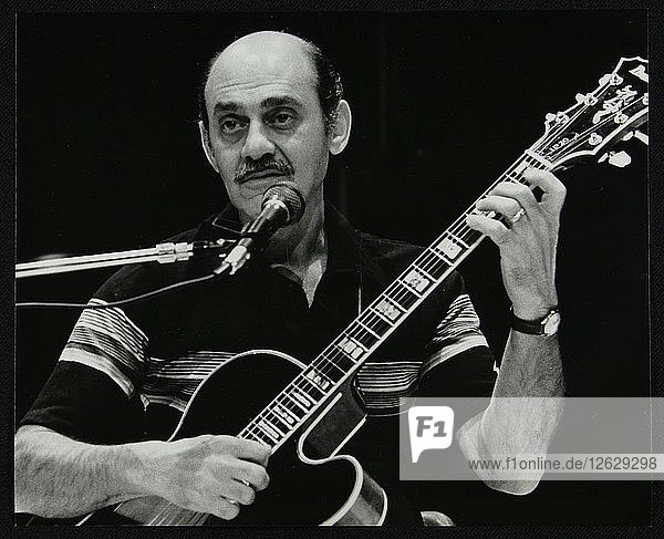Der amerikanische Gitarrist Joe Pass spielt im Shaw Theatre  London  31. Juli 1982. Künstler: Denis Williams