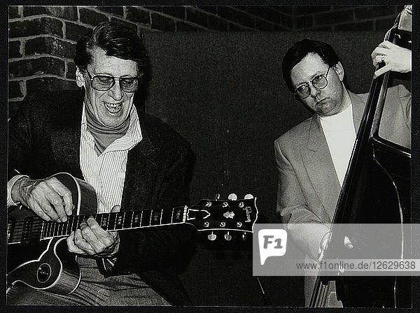 Tal Farlow und Leon Clayton spielen in The Fairway  Welwyn Garden City  Hertfordshire  1992. Künstler: Denis Williams