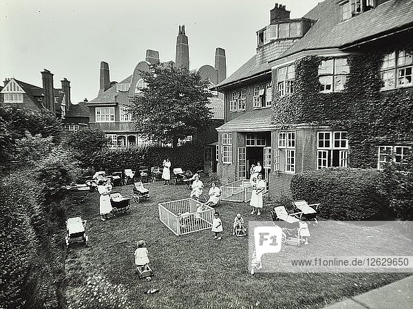 Kinder und Betreuer in einem Garten  Hampstead  London  1960. Künstler: Unbekannt.