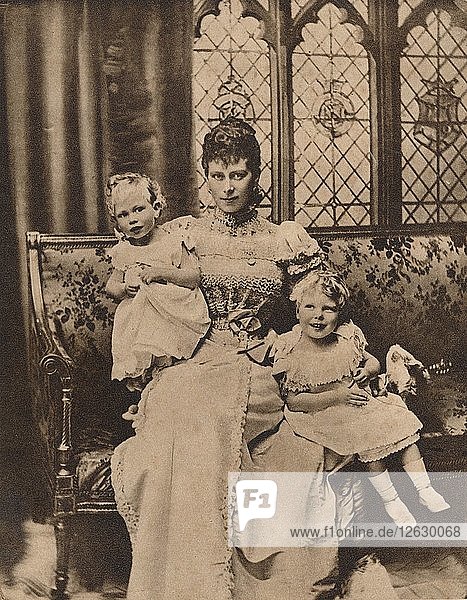 Die Herzogin von York mit ihren beiden Söhnen  den Prinzen Edward und Albert  um 1897 (1935). Künstler: Unbekannt.