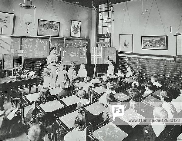 Klassenzimmerszene  Southfields Infants School  Wandsworth  London  1907. Künstler: Unbekannt.