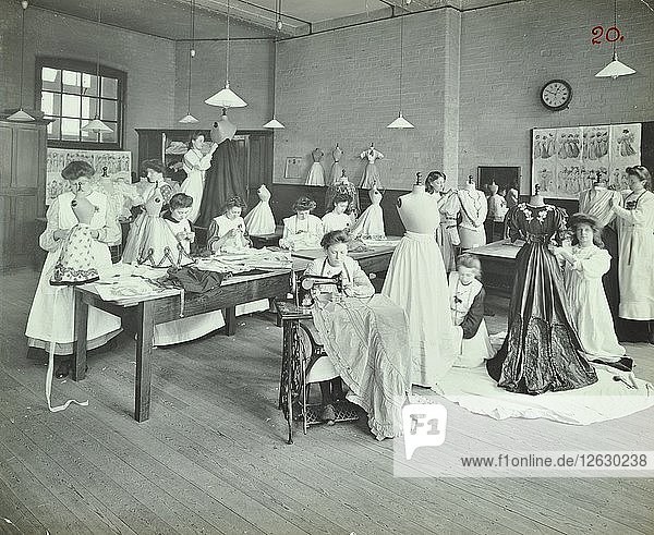 Schneiderinnenklasse  Borough Polytechnic  Southwark  London  1907. Künstler: Unbekannt.