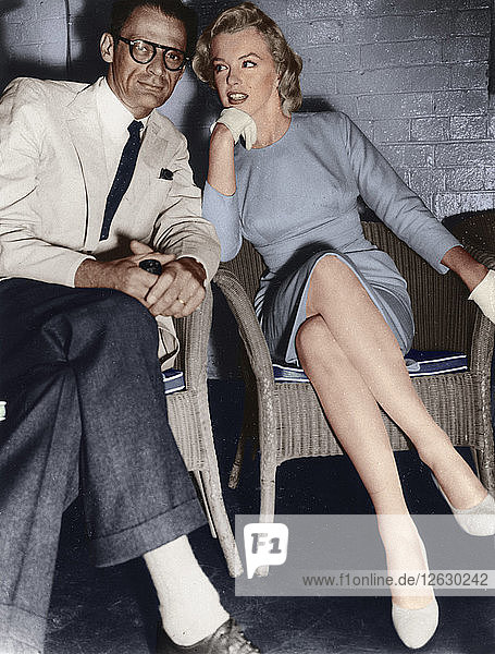 Marilyn Monroe und Arthur Miller  gerade in London angekommen  um 1956-1957. Künstler: Unbekannt.