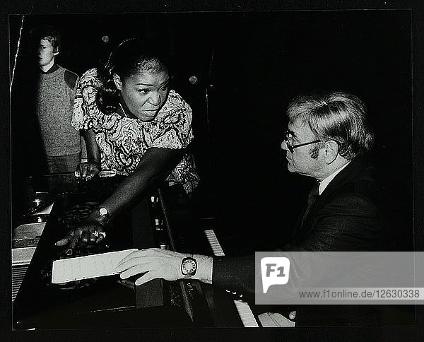 Sängerin Carrie Smith mit ihrem Pianisten Lou Stein  Forum Theatre  Hatfield  Hertfordshire  1978. Künstler: Denis Williams