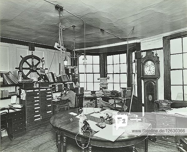 Innenraum eines Büros mit einem Mann am Telefon  Greenwich  London  November 1936. Künstler: Unbekannt.