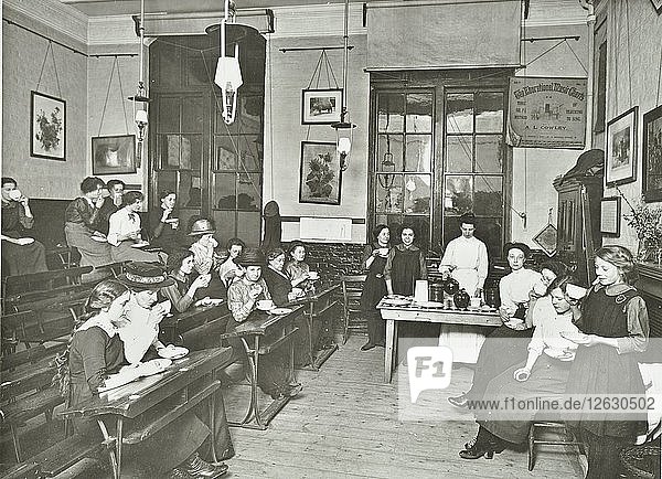 Frauen und Mädchen in einem Klassenzimmer  Surrey Square Evening Institute for Women  London  1914. Künstler: Unbekannt.