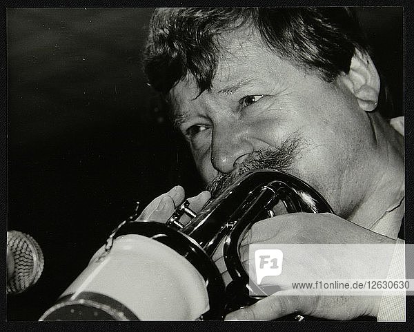Trompeter Janusz Carmello bei einem Auftritt im The Fairway  Welwyn Garden City  Hertfordshire  1991. Künstler: Denis Williams