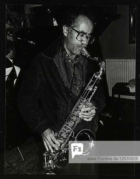 Der Saxophonist Art Themen spielt am 4. Januar 1981 im The Bell  Codicote  Hertfordshire. Künstler: Denis Williams